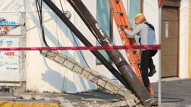 Tráiler derriba postes